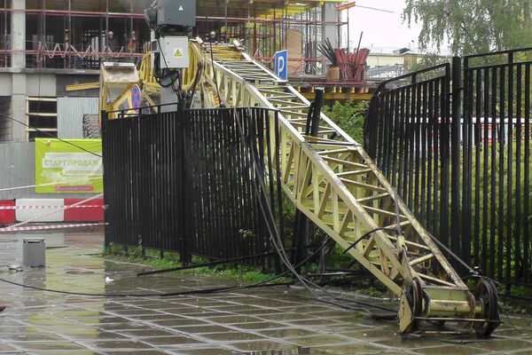 Кран, упавший на стройплощадке в центре Москвы