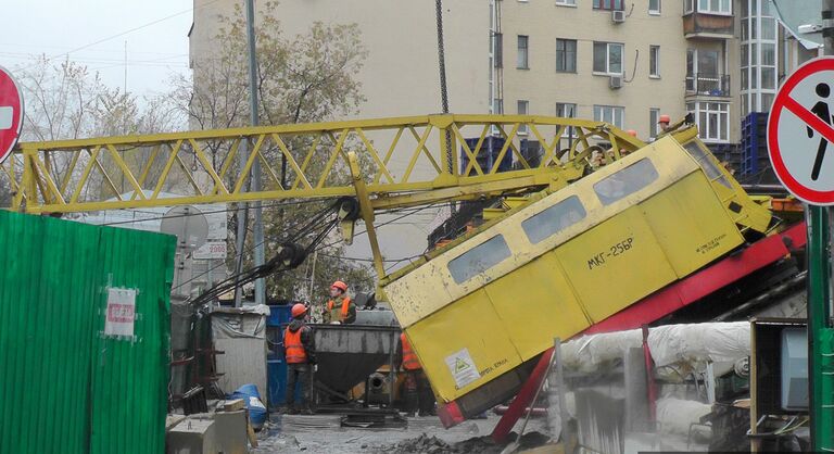 Кран, упавший на стройплощадке в центре Москвы