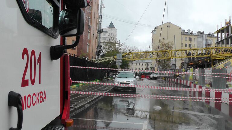 Кран, упавший на стройплощадке в центре Москвы