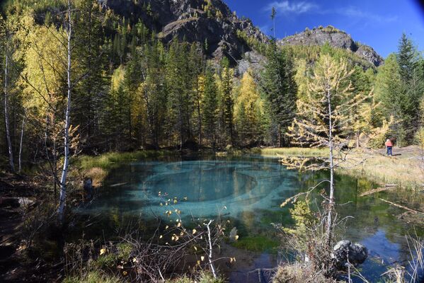 Гейзерное озеро (другие названия — Голубое и Серебряное) в Улаганском районе вблизи села Акташ в Республике Алтай