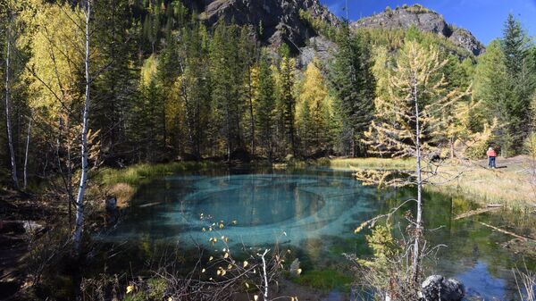 Гейзерное озеро (другие названия — Голубое и Серебряное) в Улаганском районе вблизи села Акташ в Республике Алтай
