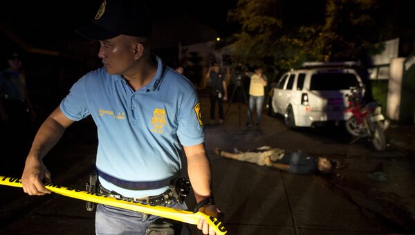 Сотрудник полиции Филиппин на месте убийства торговца наркотиками