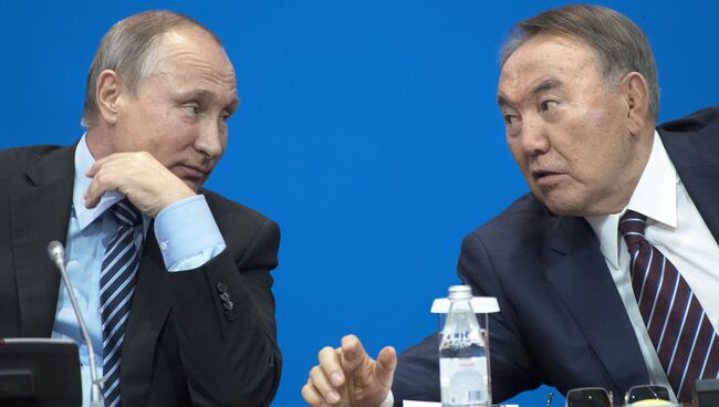 Президент РФ Владимир Путин (слева) и президент Казахстана Нурсултан Назарбаев. Архивное фото