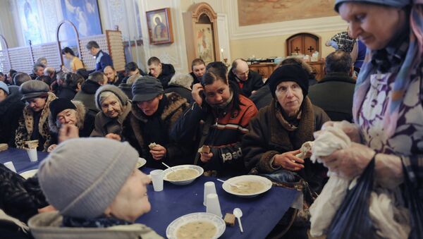 Благотворительный обед для бездомных в Москве. Архивное фото