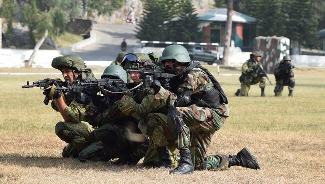 Военнослужащие России и Пакистана на учении Дружба-2016 проводят совместную тренировку по десантированию из Ми-17