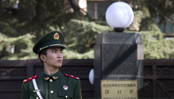 Сотрудник полиции у здания посольства КНДР В Пекине, КНР