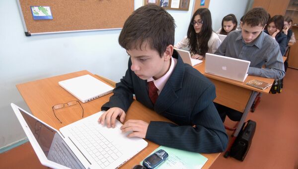 Ученик работает на компьютере. Архивное фото