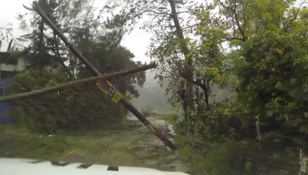 Затопленные улицы и поваленные деревья - последствия урагана Мэтью на Гаити