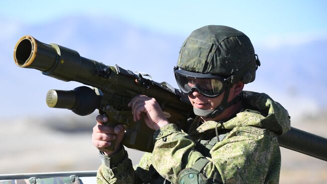 Военнослужащий во время совместных тактических учений стран ОДКБ Рубеж-2016. Архивное фото