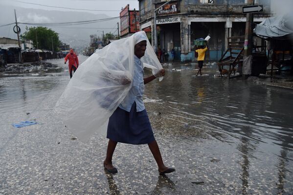 Местные жители во время шторма Мэтью на Гаити