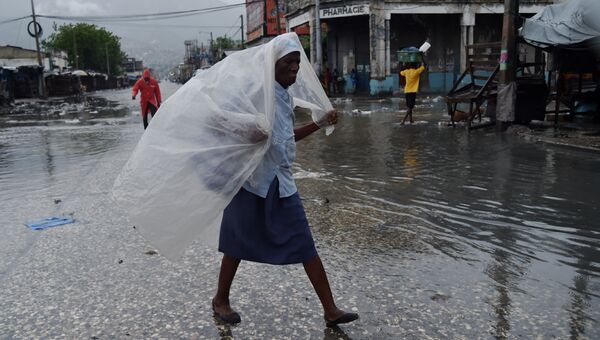Местные жители во время шторма Мэтью на Гаити . Архивное фото