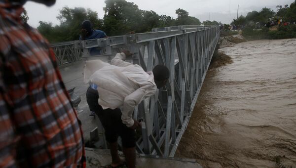 Мужчина проверяет уровень воды в реке на Гаити