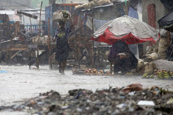 Местные жители во время урагана Мэтью на Гаити
