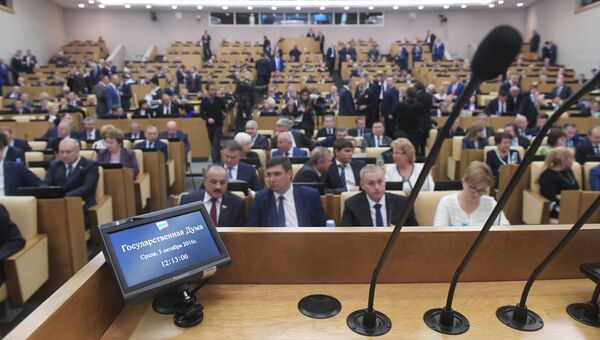 Депутаты перед началом первого заседания Государственной Думы РФ нового созыва