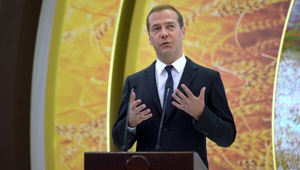 Председатель правительства РФ Дмитрий Медведев выступает на церемонии награждения госнаградами аграриев на выставке Золотая осень
