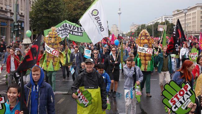 Участники акции протеста в Берлине против создание зоны свободной торговли между Евросоюзом и Канадой. Архивное фото