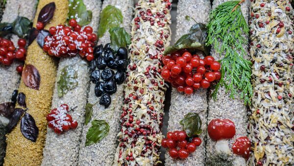 Колбасы на одном из стендов на 18-й Российской агропромышленной выставке Золотая осень на территории ВДНХ