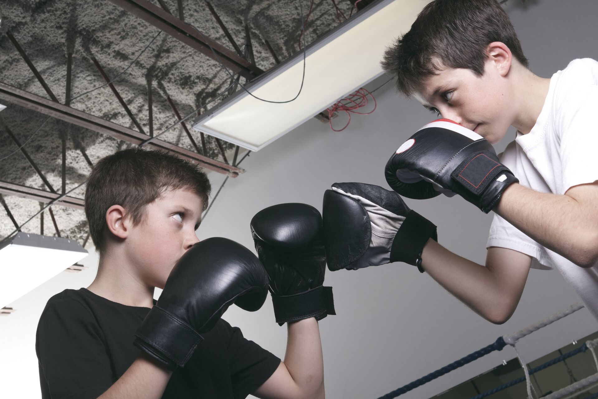 Подростки на боксерском ринге Подростки на боксерском ринге - РИА Новости, 1920, 20.11.2025