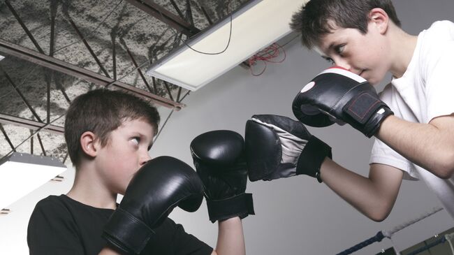 Подростки на боксерском ринге