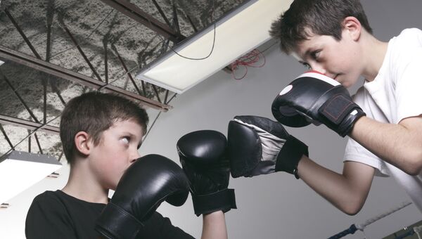 Подростки на боксерском ринге
