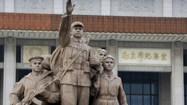 Скульптурная композиция Выполняя заветы Мао Цзэдуна перед Мавзолеем Мао Цзэдуна. Архивное фото в Пекине