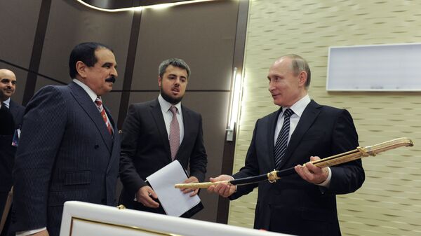 Президент России Владимир Путин и король Бахрейна Хамад бен Иса аль-Халифа во время передачи меча из дамасской стали президенту России в резиденции Бочаров ручей