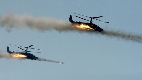 Вертолеты Ка-52 (Аллигатор) наносят ракетный удар. Архивное фото