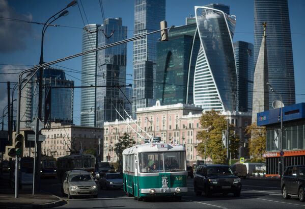 Троллейбус СВАРЗ ТБЭС-ВСХВ в колонне ретро-транспорта во время праздника московского троллейбуса