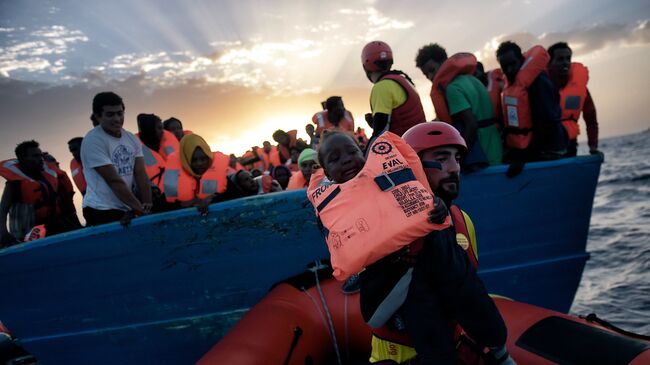 Спасение мигрантов из Ливии в Средиземном море