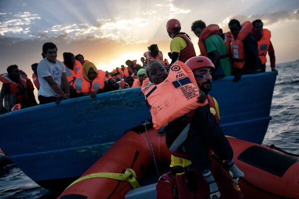 Спасение мигрантов из Ливии в Средиземном море