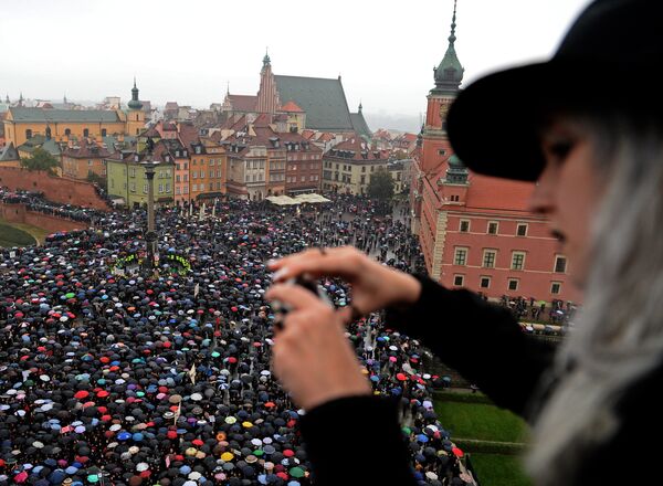 Протест женщин против запрета на аборты. Варшава, Польша