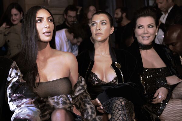 Ким Кардашьян на модном показе в рамках недели моды в Париже