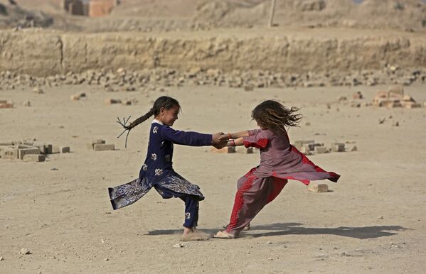 Девочки играют на окраине Кабула, Афганистан