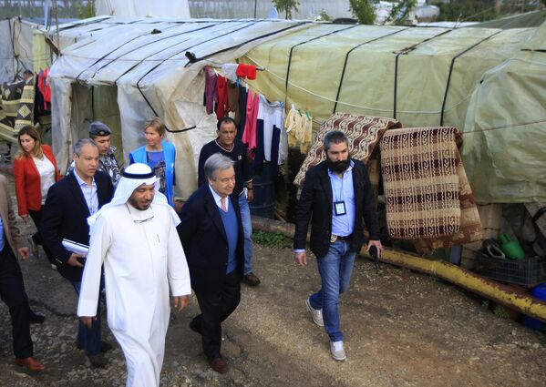Португальский политик Антонио Гутерреш в лагере беженцев. Ливан