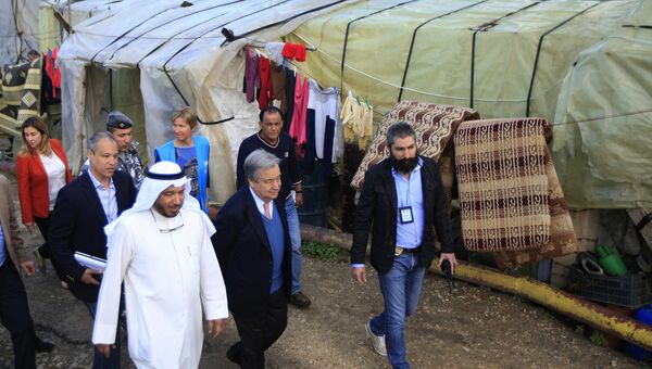 Португальский политик Антонио Гутерреш в лагере беженцев. Ливан