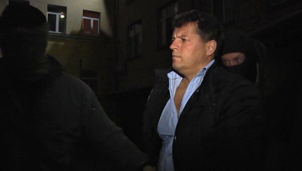 Гражданин Украины Роман Сущенко во время задержания сотрудниками ФСБ России в Москве. Архивное фото