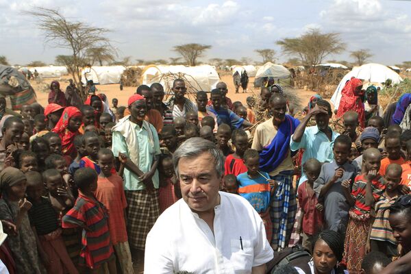 Португальский политик Антонио Гутерреш в окружении сомалийских беженцев в Кении