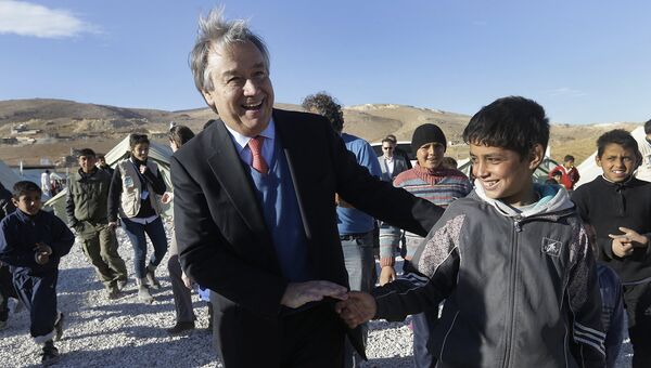 Португальский политик Антонио Гутерреш во время визита в лагерь сирийских беженцев в Ливане