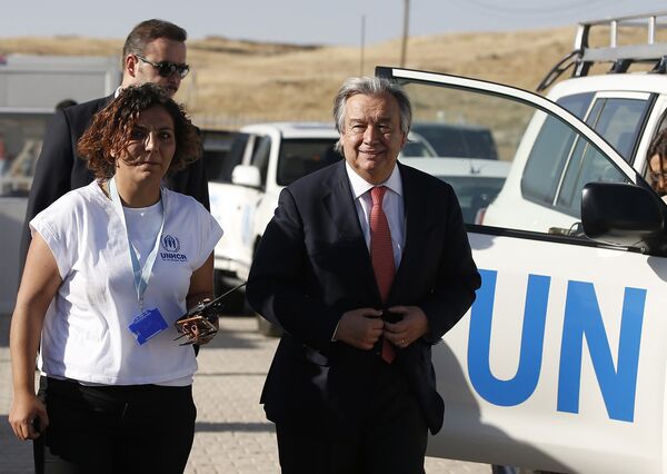Португальский политик Антонио Гутерреш в лагере беженцев на юго-востоке Турции