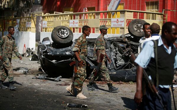 Сомалийские военные на месте нападения на ресторан в городе Могадишо
