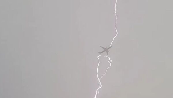 Молния попала в исландский самолет