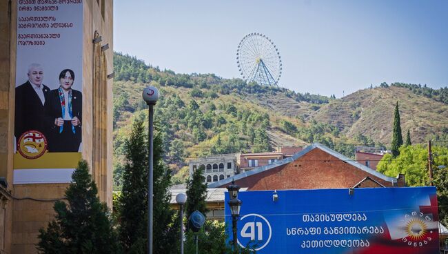 Предвыборный плакат партии Грузинская мечта (справа) в Тбилиси. Архивное фото