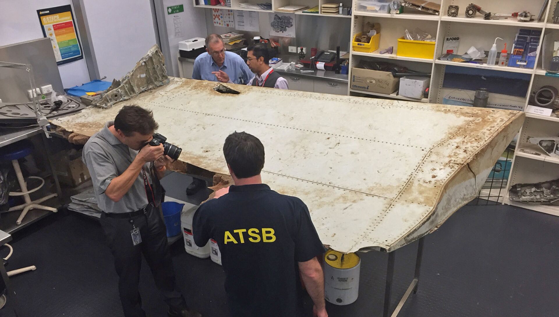 Обломок самолета в лаборатории управления транспортной безопасности Австралии (ATSB) - РИА Новости, 1920, 09.03.2024