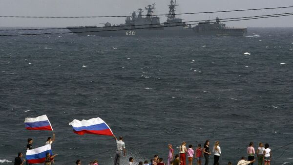 Кубинцы приветствуют корабль ВМФ России Адмирал Чабаненко в порту Гаваны