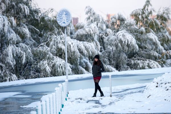 Девушка во время снегопада на улице Омска
