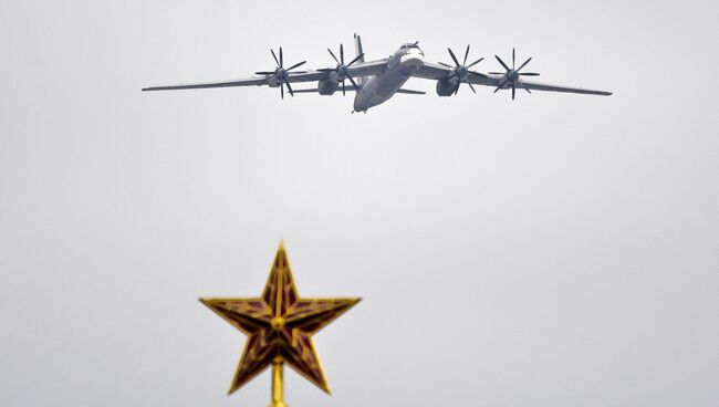 Стратегический бомбардировщик Ту-95МС в небе над Красной площадью