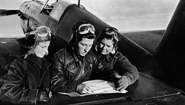 Летчицы 586 истребительного авиационного полка Лиля Литвяк, Катя Буданова, Маша Кузнецова у самолета ЯК-1. 1943 год