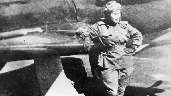 Советская летчица Лидия Литвяк у своего истребителя. 1943 год 