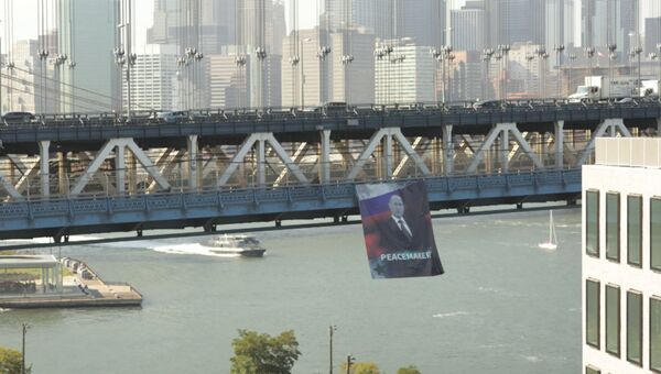 Миротворец в Нью-Йорке: как выглядел портрет Путина на Манхэттенском мосту