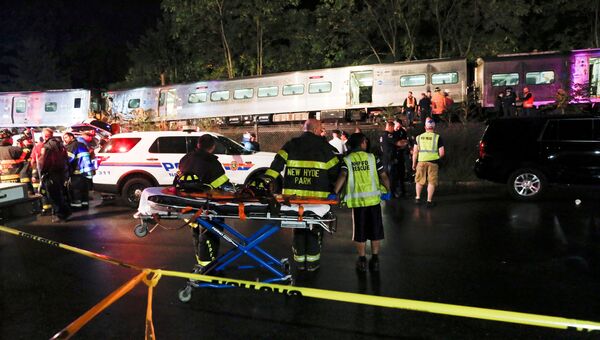 Аварийно-спасательные службы на месте схода поезда в штате Нью-Йорк, 8 октября 2016